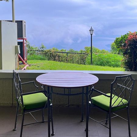 Taal Vista Hotel Tagaytay City Εξωτερικό φωτογραφία A balcony in a condominium