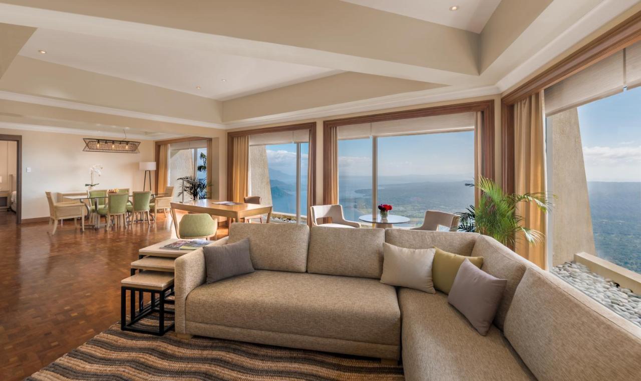 Taal Vista Hotel Tagaytay City Εξωτερικό φωτογραφία A living room in a suite at the Four Seasons Hotel Istanbul