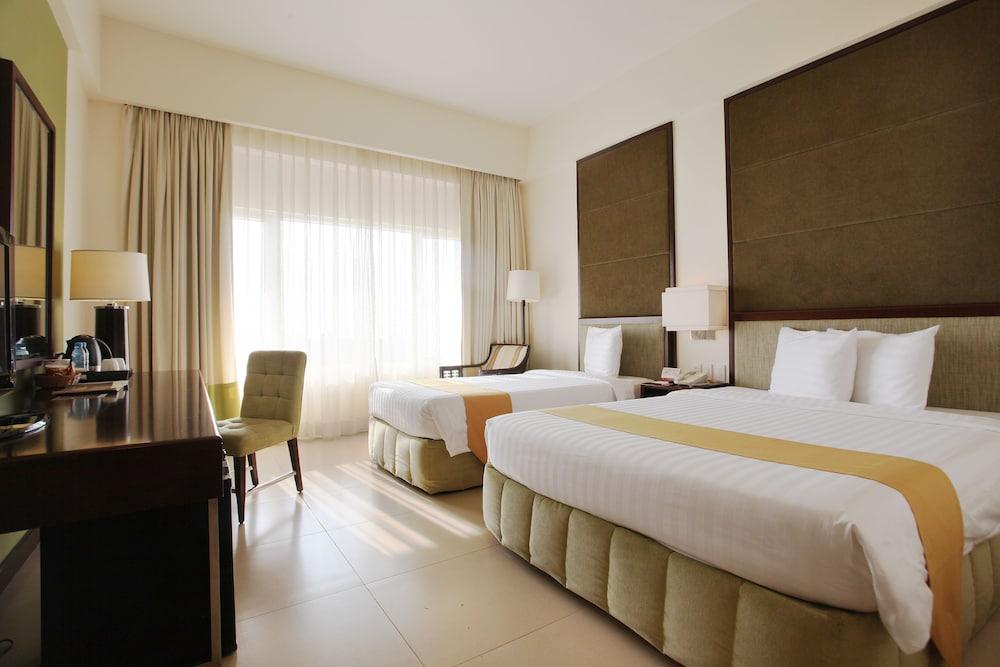 Taal Vista Hotel Tagaytay City Εξωτερικό φωτογραφία A room at the hotel