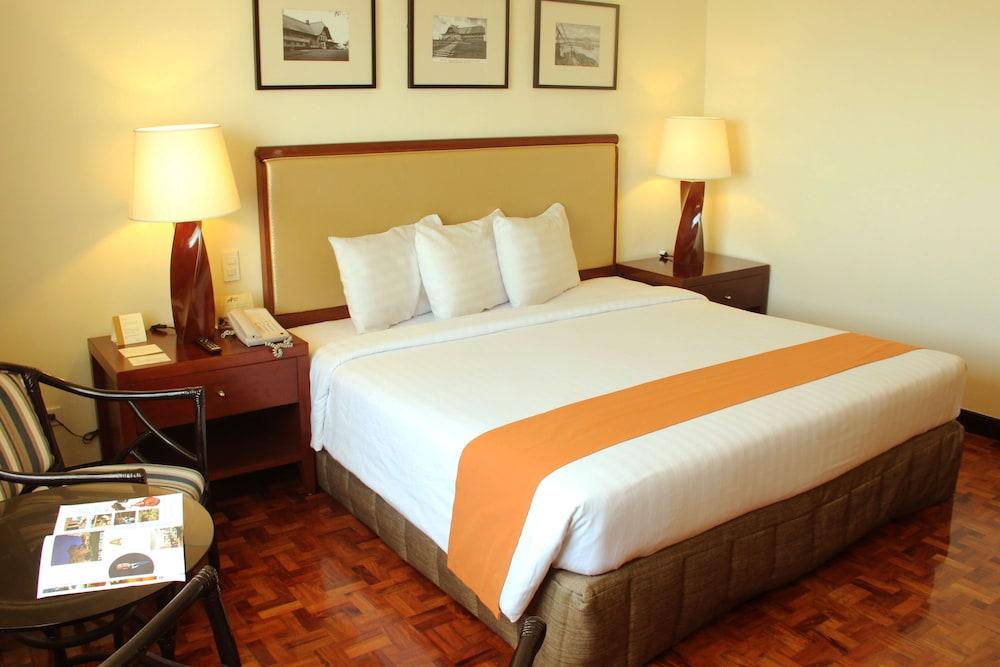Taal Vista Hotel Tagaytay City Εξωτερικό φωτογραφία A room at the hotel