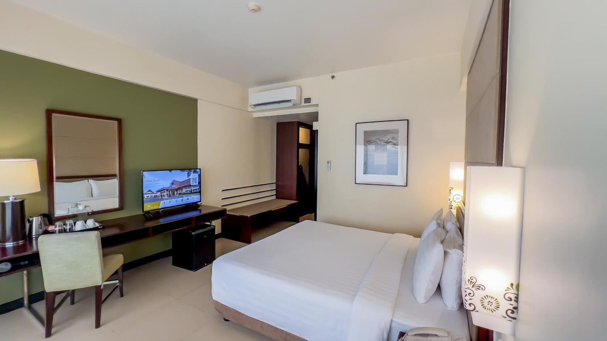 Taal Vista Hotel Tagaytay City Εξωτερικό φωτογραφία A room at the hotel