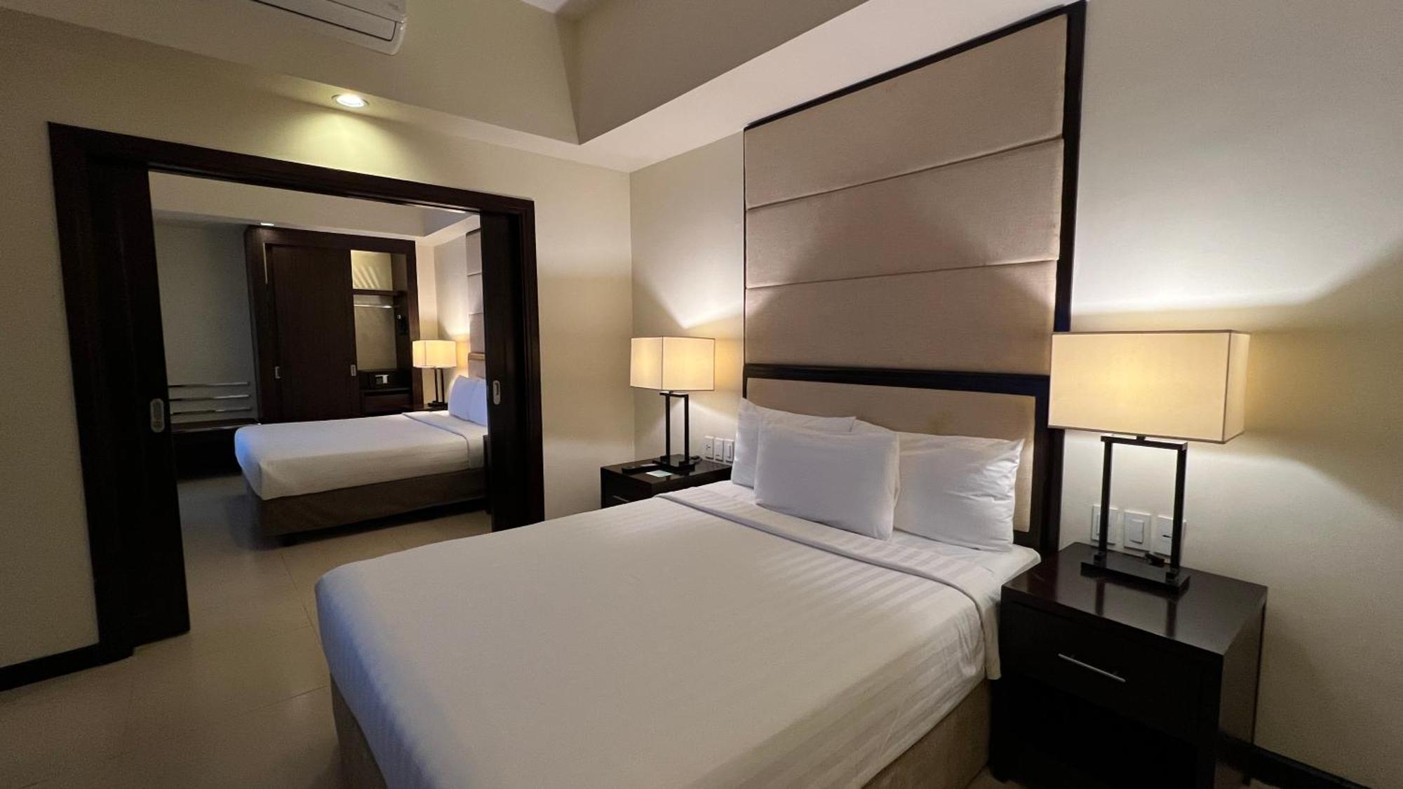 Taal Vista Hotel Tagaytay City Εξωτερικό φωτογραφία A bedroom at the hotel
