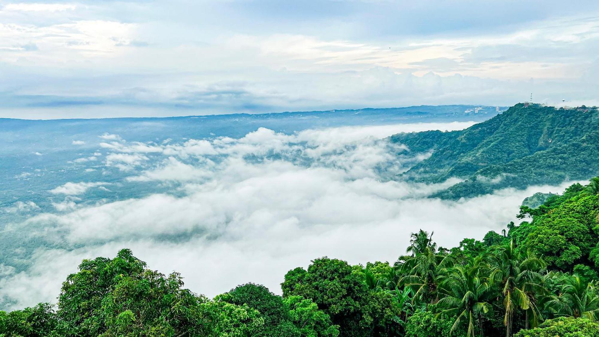Taal Vista Hotel Tagaytay City Εξωτερικό φωτογραφία View from the top of Mount Apo