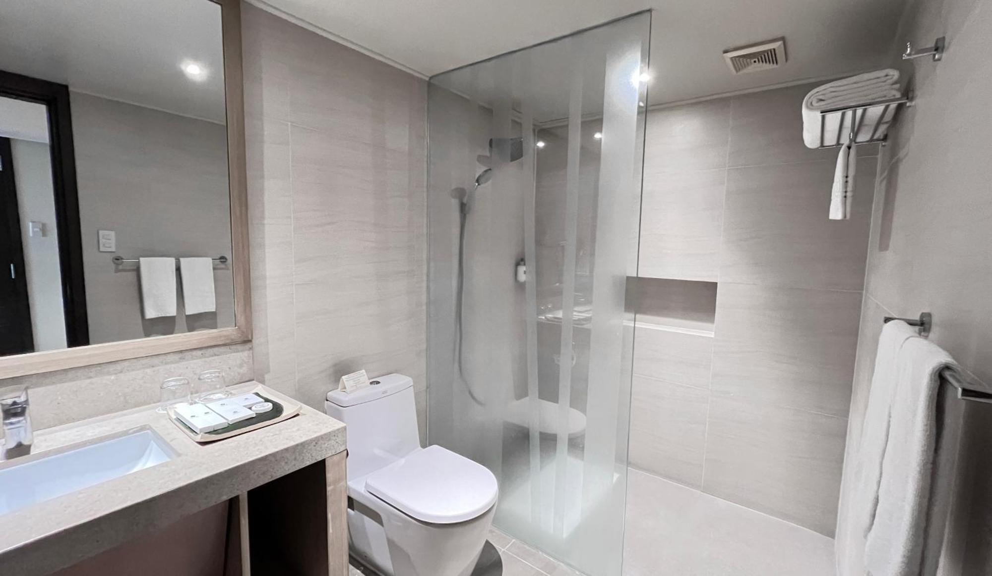 Taal Vista Hotel Tagaytay City Εξωτερικό φωτογραφία A shower cubicle