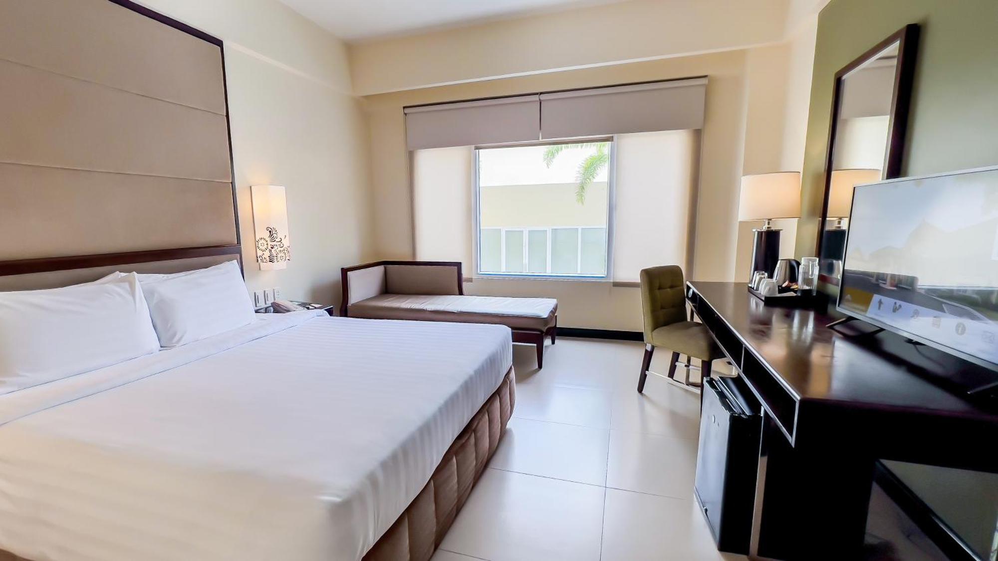 Taal Vista Hotel Tagaytay City Εξωτερικό φωτογραφία A room at the hotel