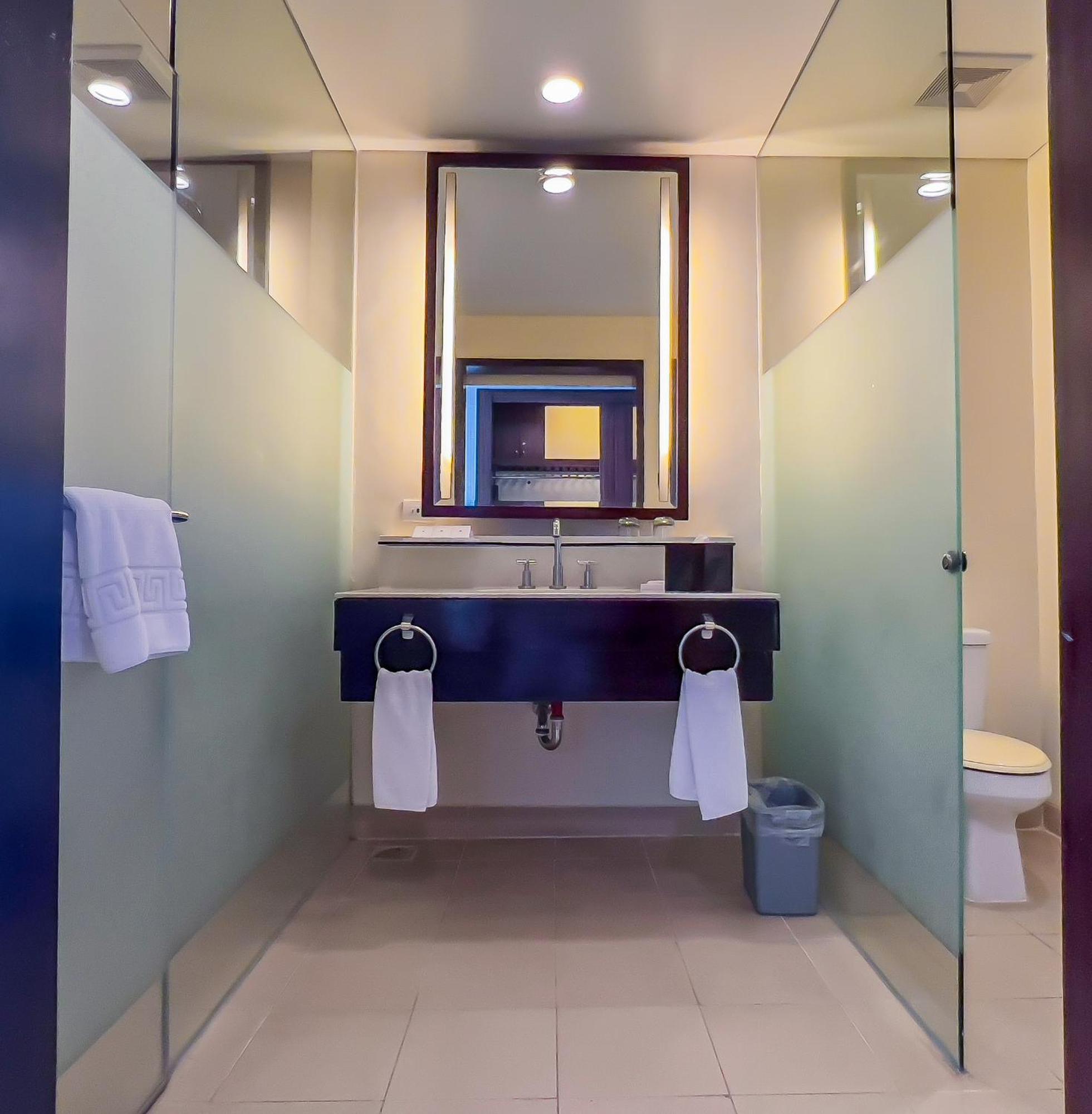 Taal Vista Hotel Tagaytay City Εξωτερικό φωτογραφία A bathroom in a hotel