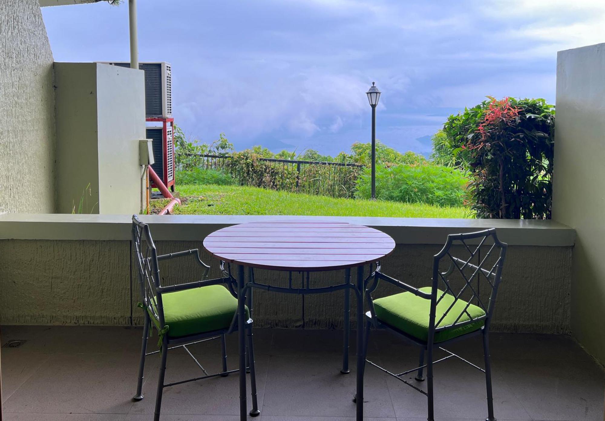 Taal Vista Hotel Tagaytay City Εξωτερικό φωτογραφία A balcony in a condominium