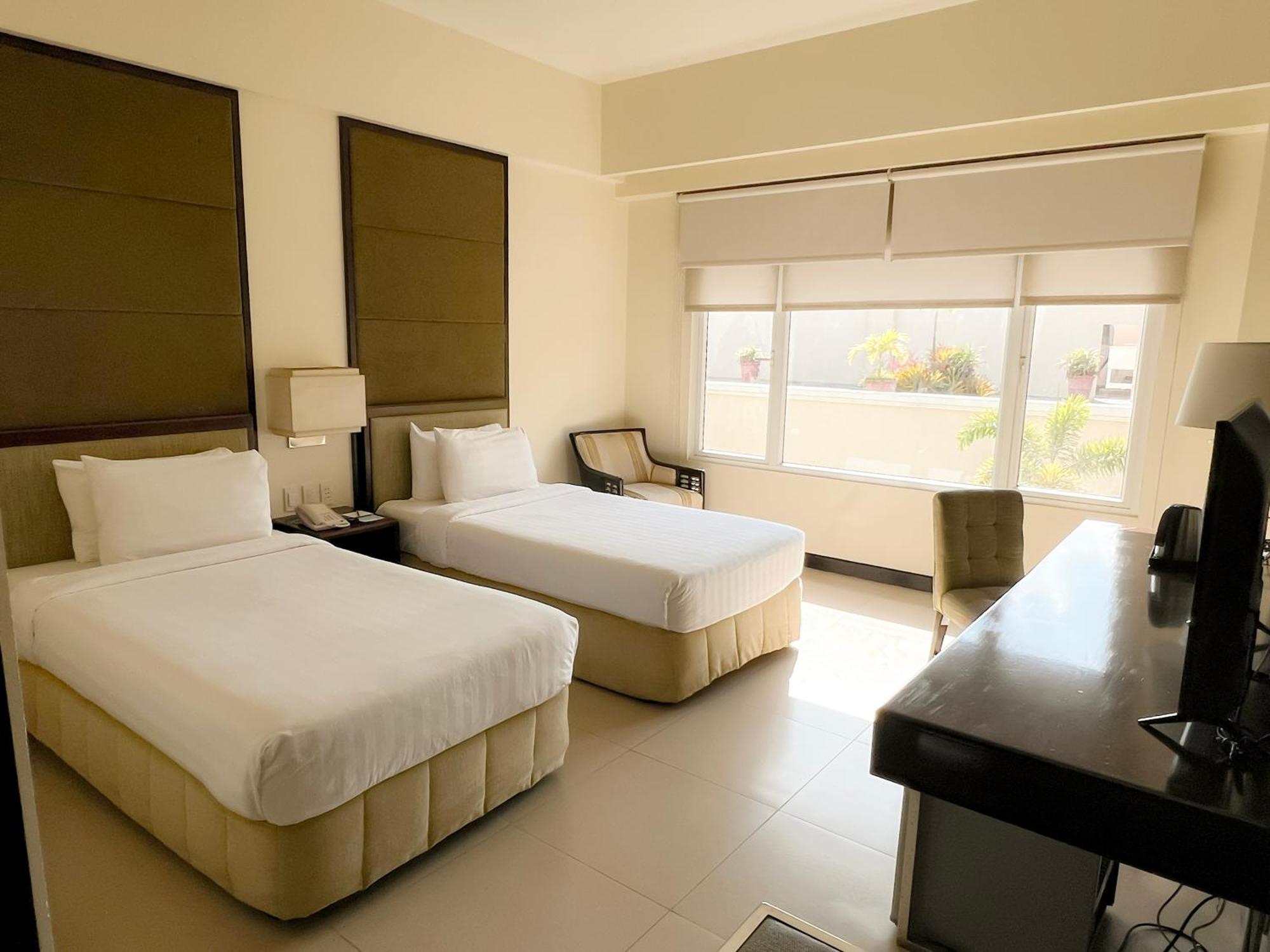 Taal Vista Hotel Tagaytay City Εξωτερικό φωτογραφία A room at the hotel