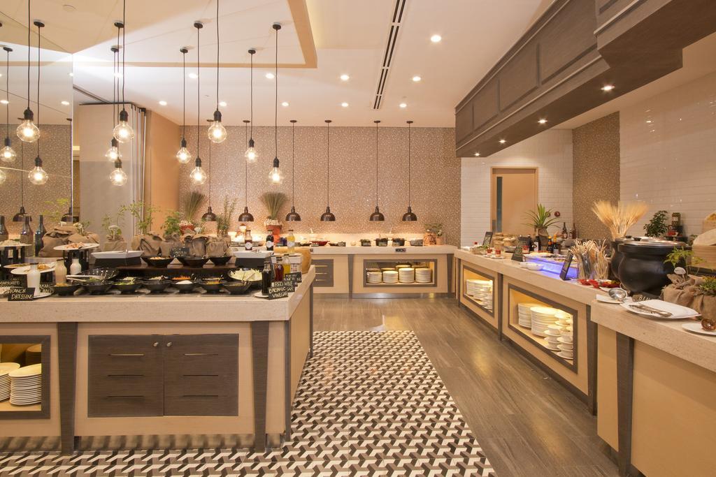 Taal Vista Hotel Tagaytay City Εξωτερικό φωτογραφία The buffet at the hotel