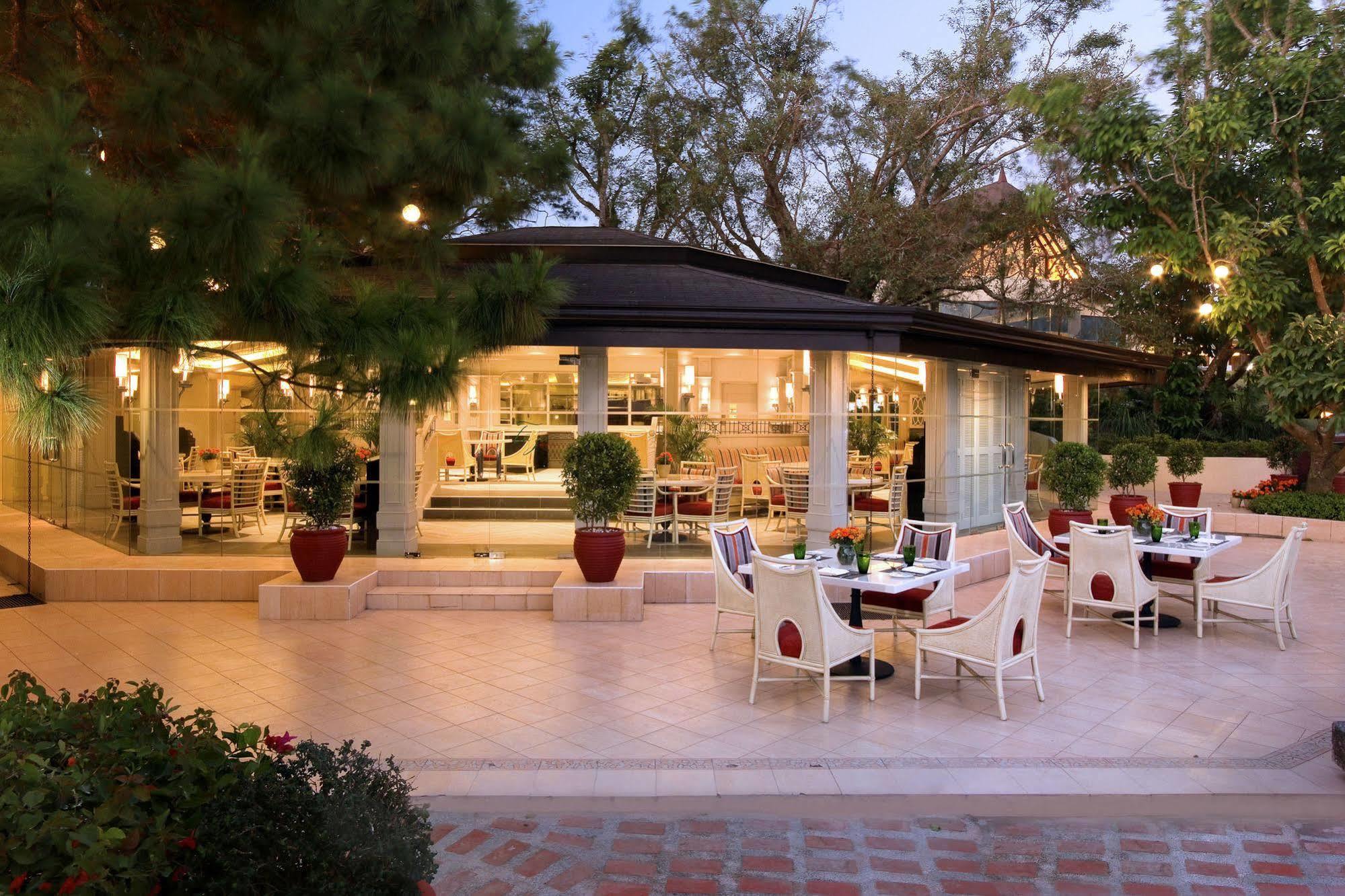 Taal Vista Hotel Tagaytay City Εξωτερικό φωτογραφία The outdoor dining area at the hotel